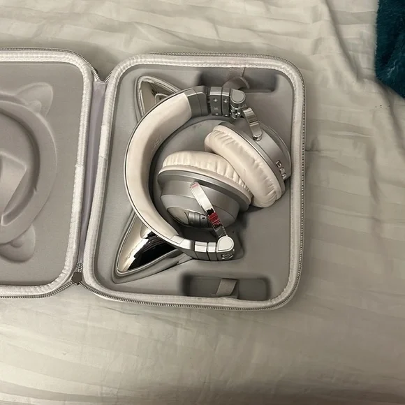 Limited Edition Ariana Grande Beats Headphones Brookstone Ariana